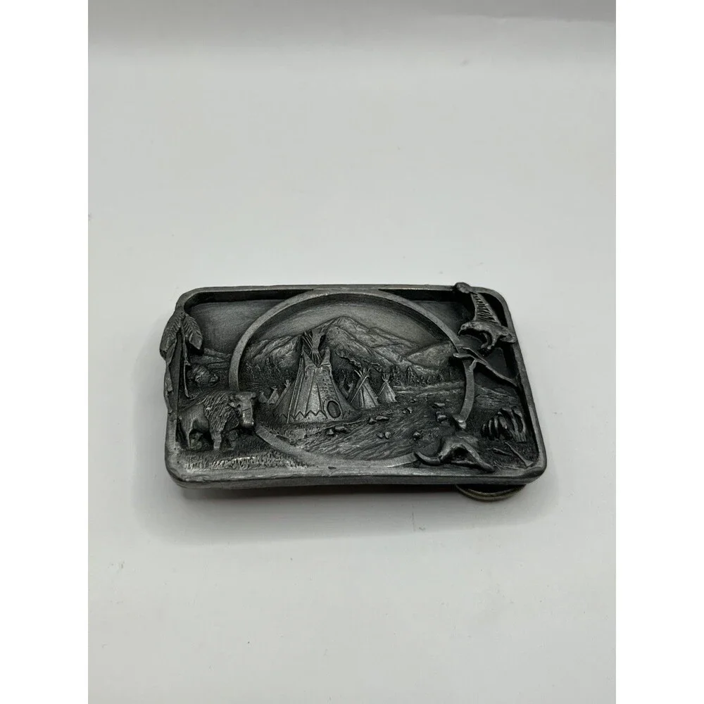 XB25118 VINTAGE 1983 *NATIVE AMERICAN TEEPEE* WILDLIFE ARTWORK MENS BELT BUCKLE